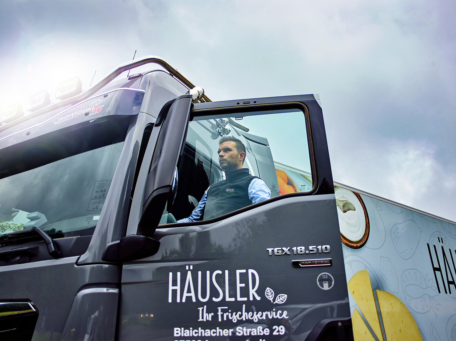 Beispiele für Teamfotos für die Personalsuche: LKW Fahrer der in seinen LKW stolz einsteigt