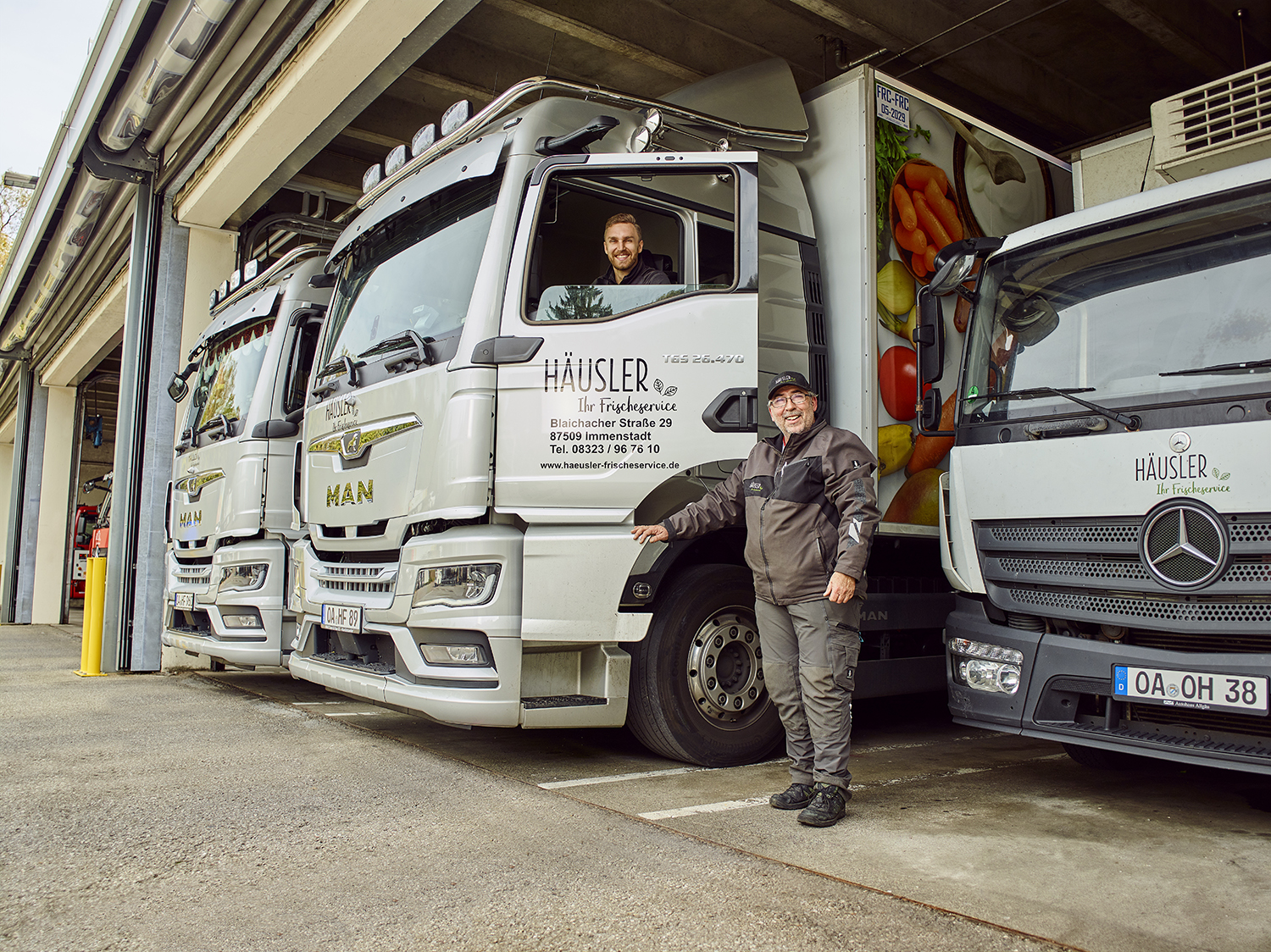 Beispiele für Teamfotos für die Personalsuche: LKW Fahrer bei der Arbeit
