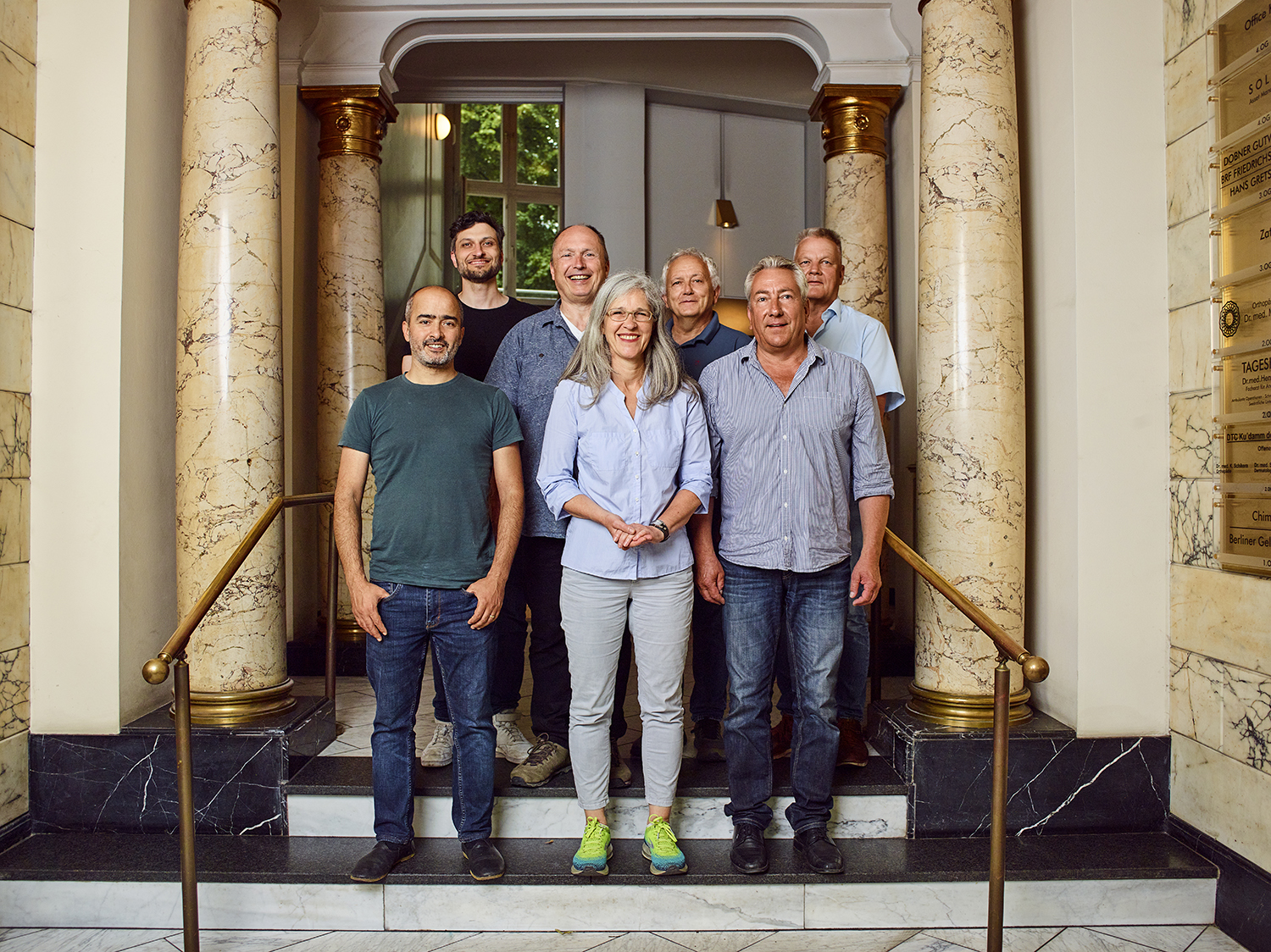 Beispiele für Teamfotos für die Personalsuche: Sympatisches Foto des gesamten Teams