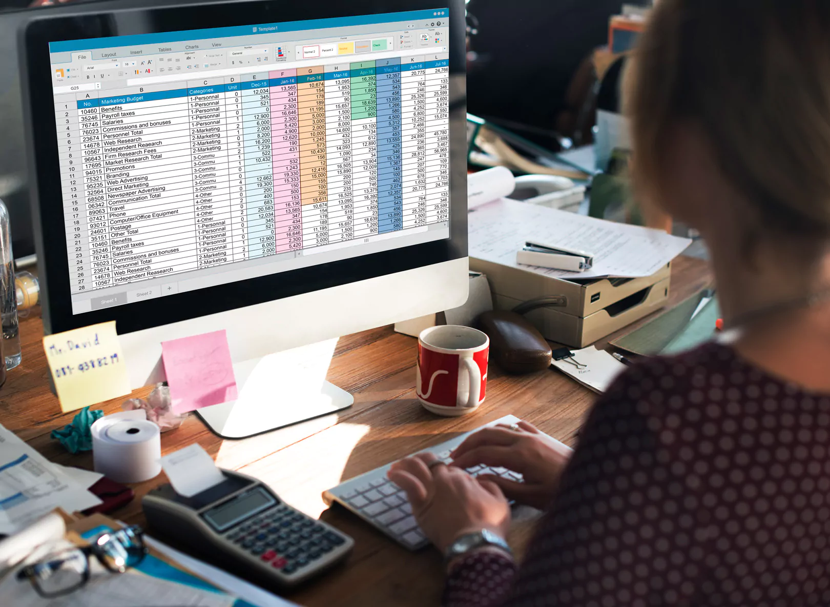 Tabellenkalkulation mit Dokumentinformationen, Finanzplanung und Kennzahlen für ein erfolgreiches Startup-Konzept